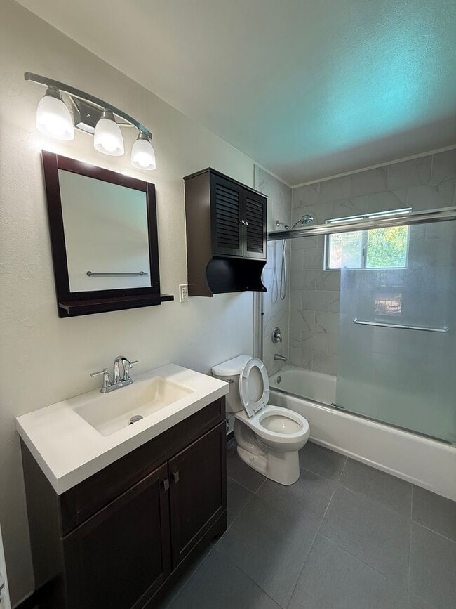 Building Photo - Cozy 2 bedroom 1 bathroom with pool!