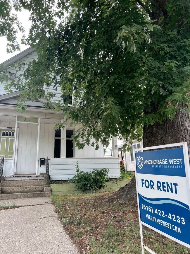 Primary Photo - Spacious 4 Bedroom Southside Holland