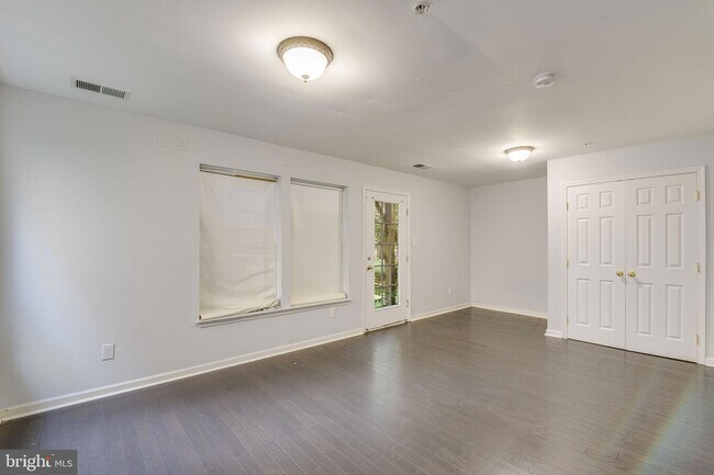 Building Photo - 7742 Valley Oak Dr