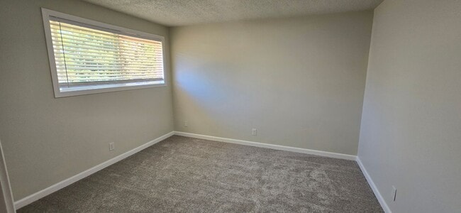 Building Photo - Fully Remodeled 3 Bedroom Townhome!