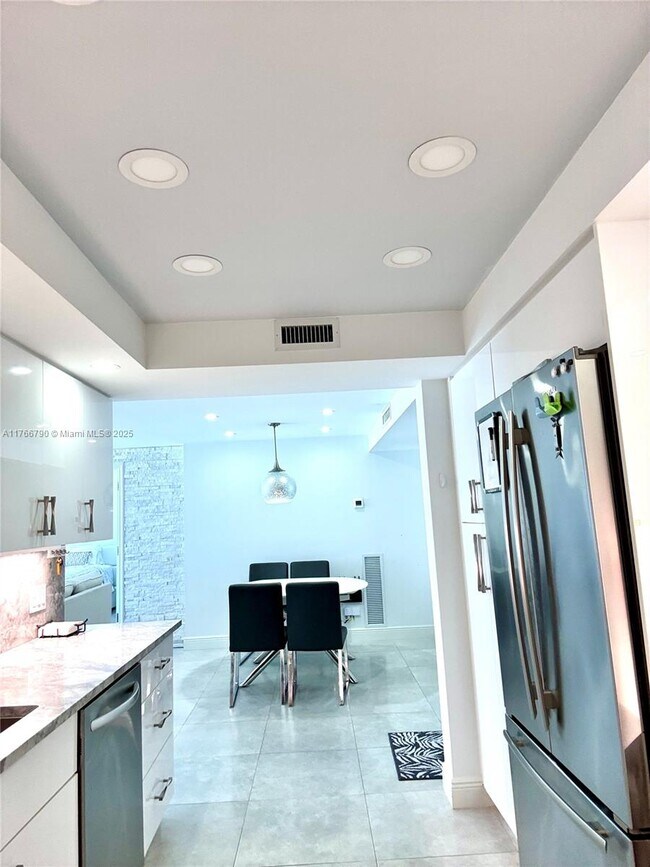 Building Photo - 531 N Ocean Blvd
