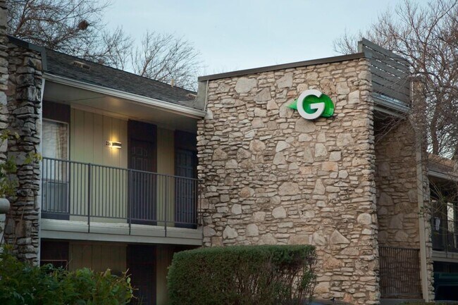 Building Photo - 500 E Riverside Dr
