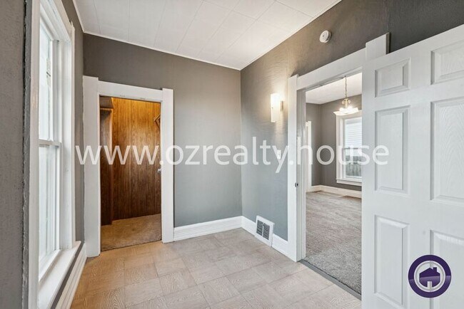 Building Photo - 222 E Park St