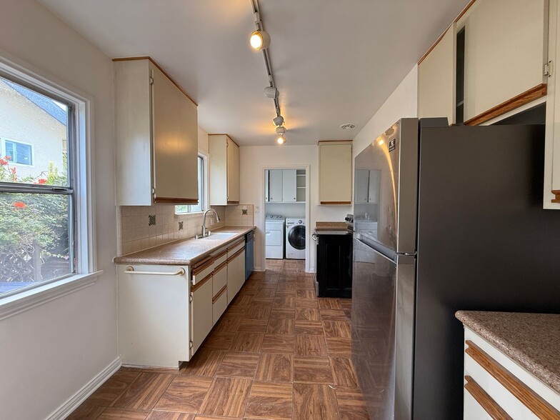 Building Photo - Stever Court-3 bed 2 bath in Culver City cul-de-sac!