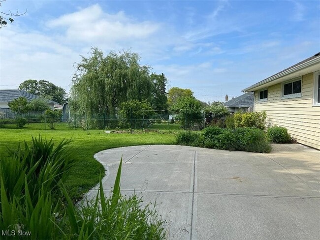 Building Photo - 7570 Hoertz Rd