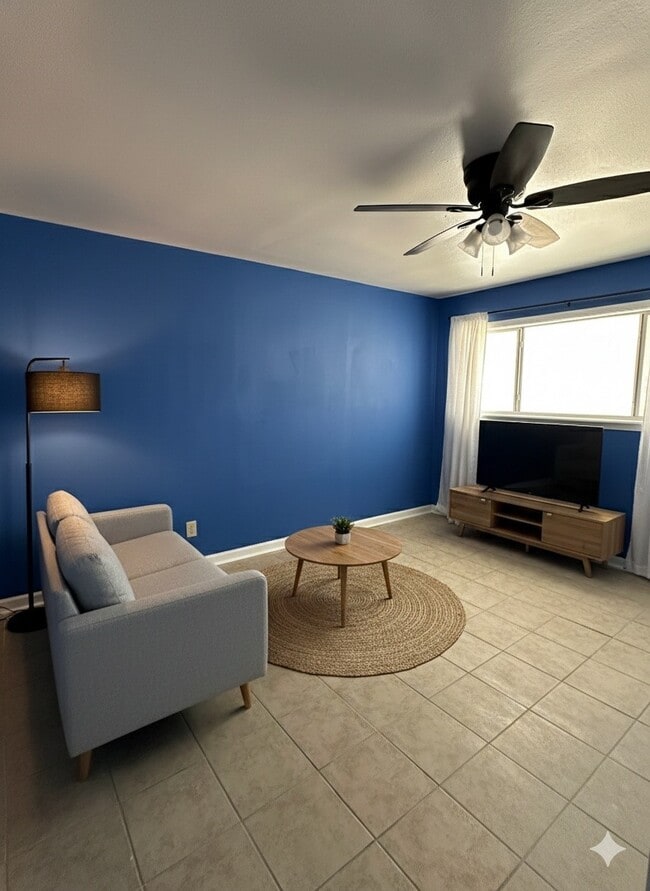 Building Photo - 516 Holiday Dr