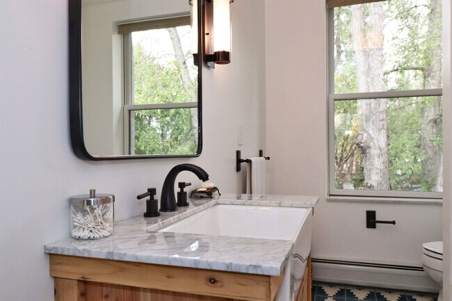 Building Photo - 820 Grand St