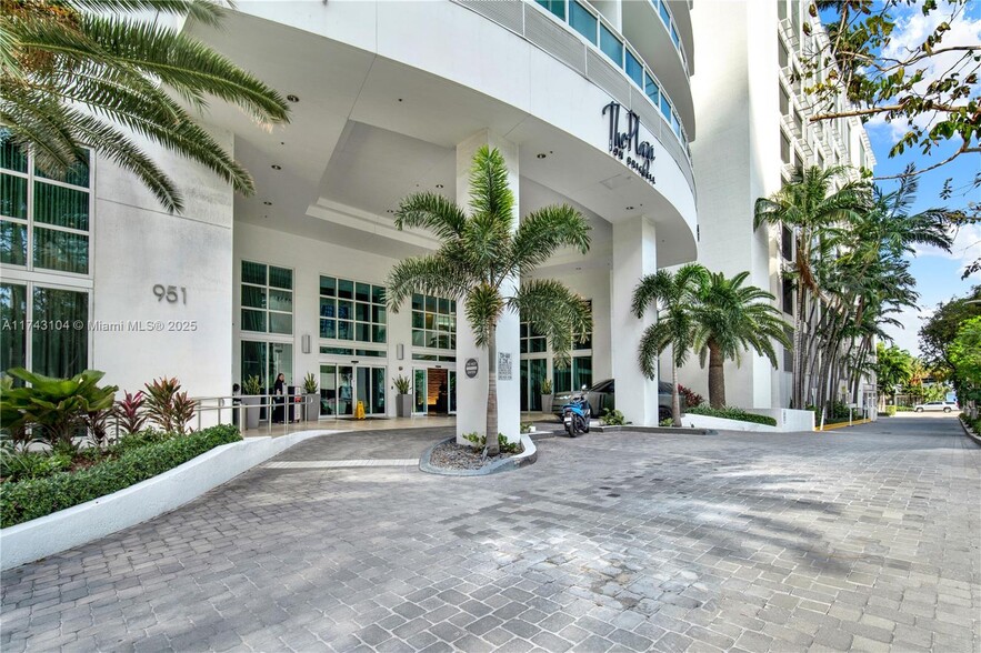 Building Photo - 951 Brickell Ave