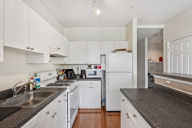 Building Photo - Stylish 3-Level Condo with Garage in Prime...
