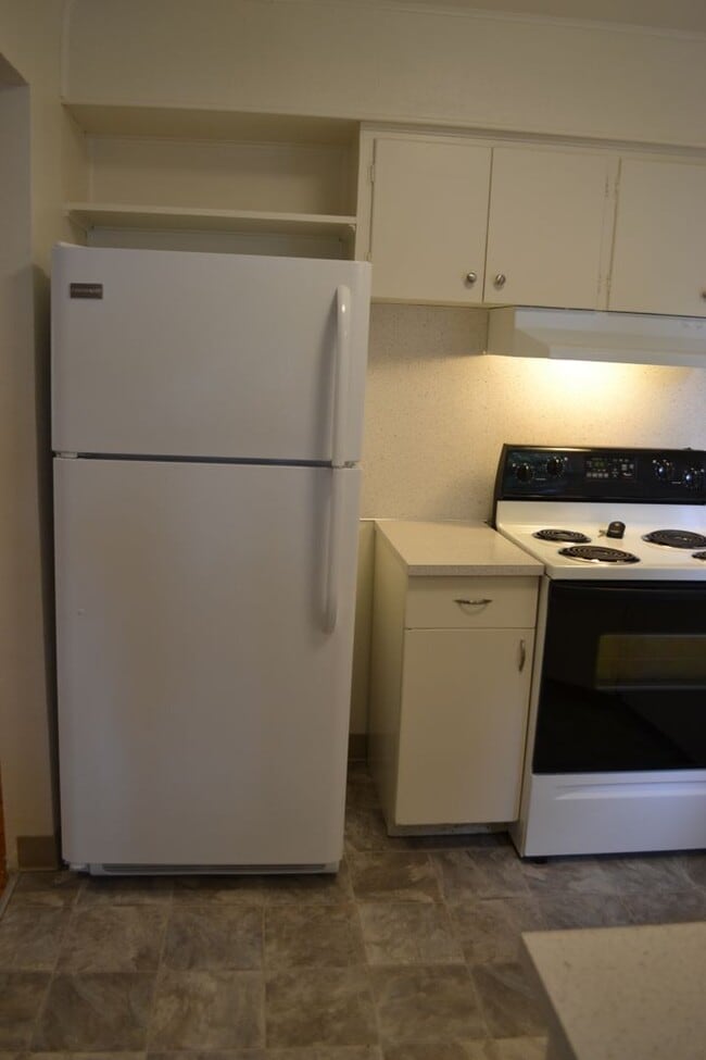 Building Photo - Quaint two-bedroom charmer in Northeast Salem
