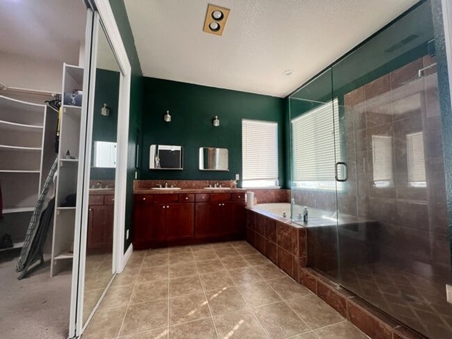 Building Photo - Spacious Four Bedroom Home off Veterans Parkway