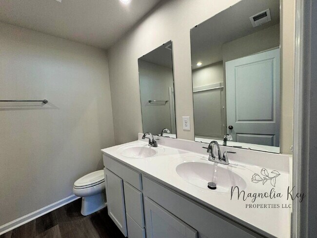 Building Photo - New 3 bed 2.5 bath Townhouse in Forestbrook