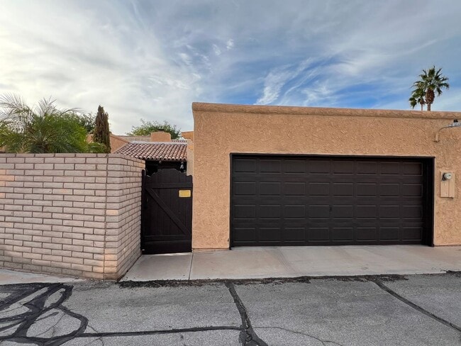 Building Photo - FURNISHED 3 BEDROOM HOME IN TOWN WITH POOL ACCESS!