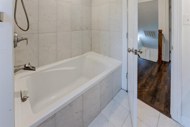 Building Photo - 560 Landfall Ln