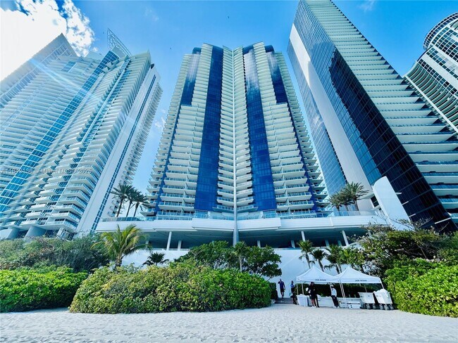Building Photo - 17121 Collins Ave