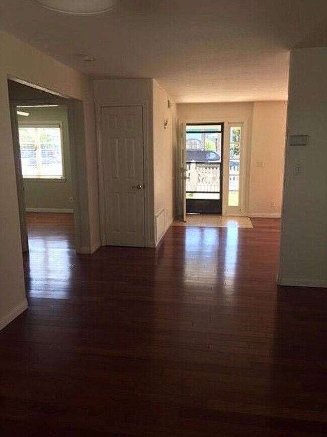 Building Photo - Spacious Beach House