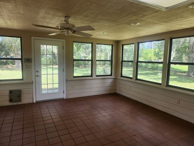 Building Photo - Country Living right off of Baymeadows Road