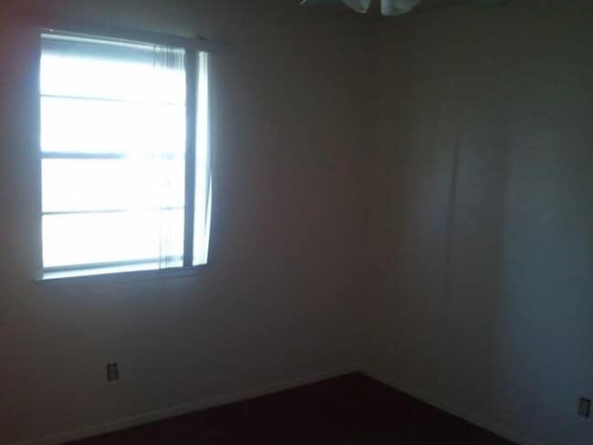 Building Photo - Pet Friendly 3 Bed, 2 Bath Brick Duplex : Easy to Qualify, Quiet Cul-de-Sac Location