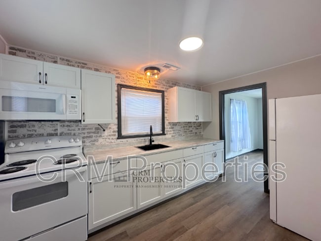 Building Photo - 1034 E Elm St