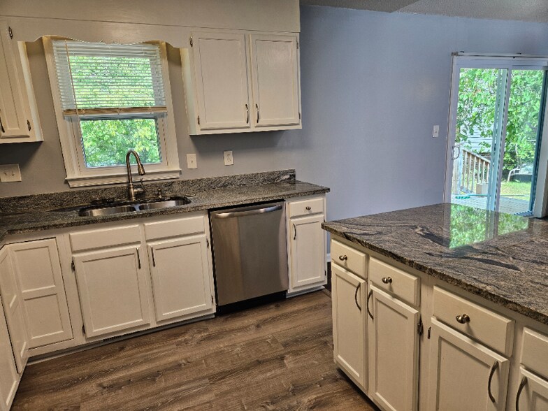 Building Photo - 3 Chanter Ct