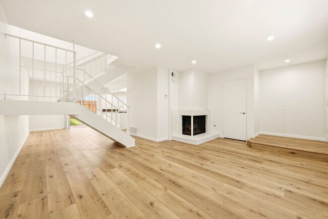 Building Photo - Remodeled 3bd/2.5bath steps from beaches, Racetrack, and Cedros Design district