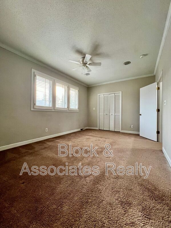 Building Photo - 207 Forest View Ct