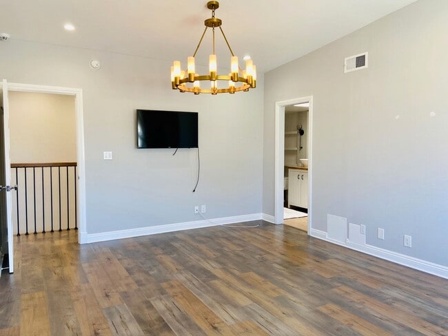 Building Photo - Gorgeous Venice Townhouse w/Upgrades Galore close to Beach+Canals w/Laundry+Garage+Pool