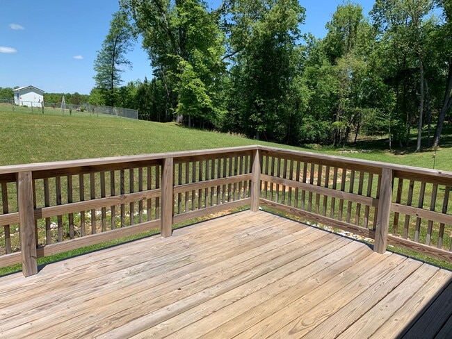 Building Photo - Beautiful 3 Bedroom, 2 Bath Home, With GAR...