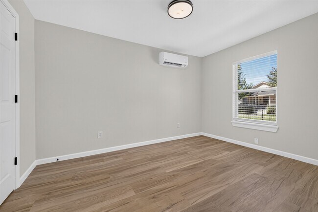 Building Photo - 908 1/2 Jewett St