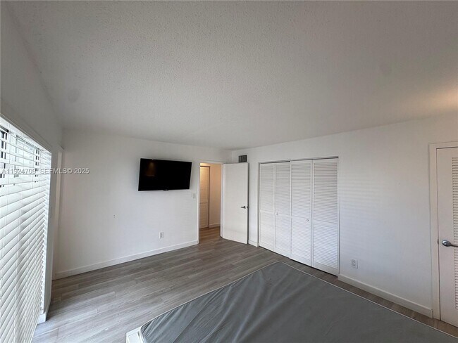 Building Photo - 1340 Lincoln Rd