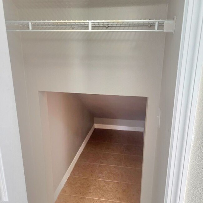 Building Photo - Well laid out 3 BDR /2.5 BTH Townhome with...