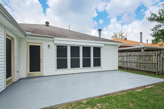 Building Photo - Newly Renovated 3 BR/2 Bath home on Suncrest Subdivision