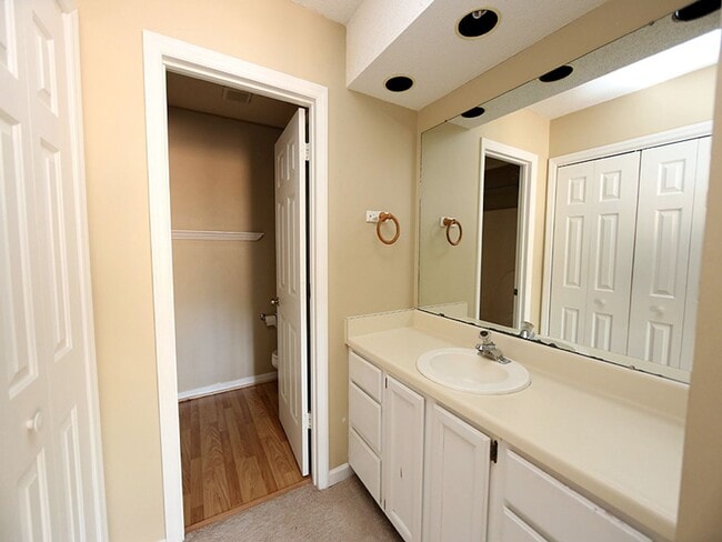 Building Photo - 4908 Pine Cone Dr
