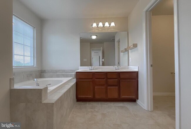 Building Photo - 23246 Lindsay Dr