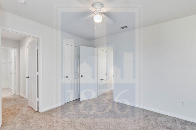Building Photo - 1405 Middlefield Ct
