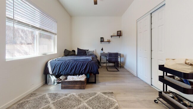 Building Photo - 5126 Ewing St