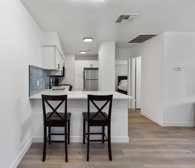 Building Photo - One Bedroom One Bath in Phoenix!