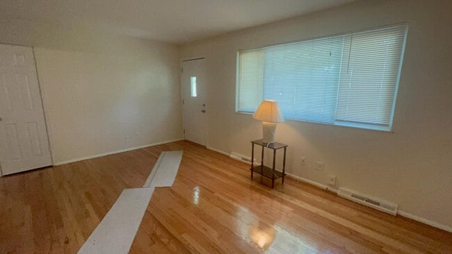 Building Photo - 522 Alcove Ave