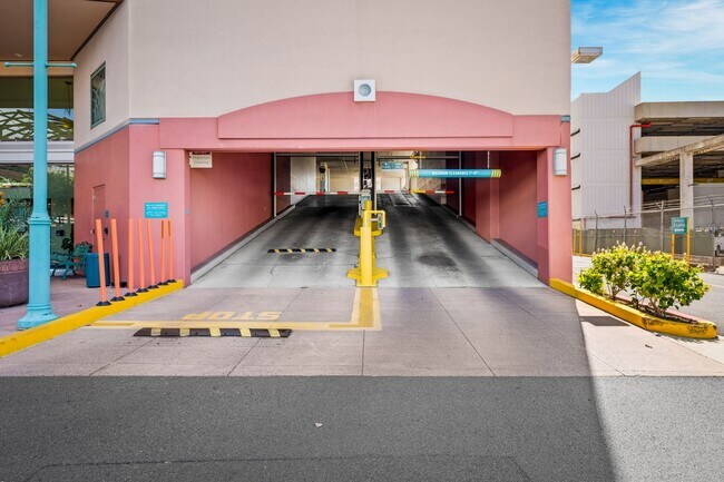 Building Photo - 801 S King St