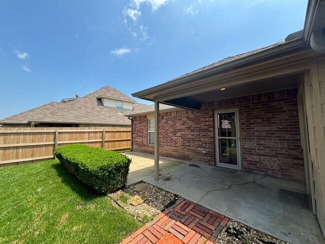 Building Photo - Awesome 3 bed/2bath/2 car Split floor plan in Southfork III!