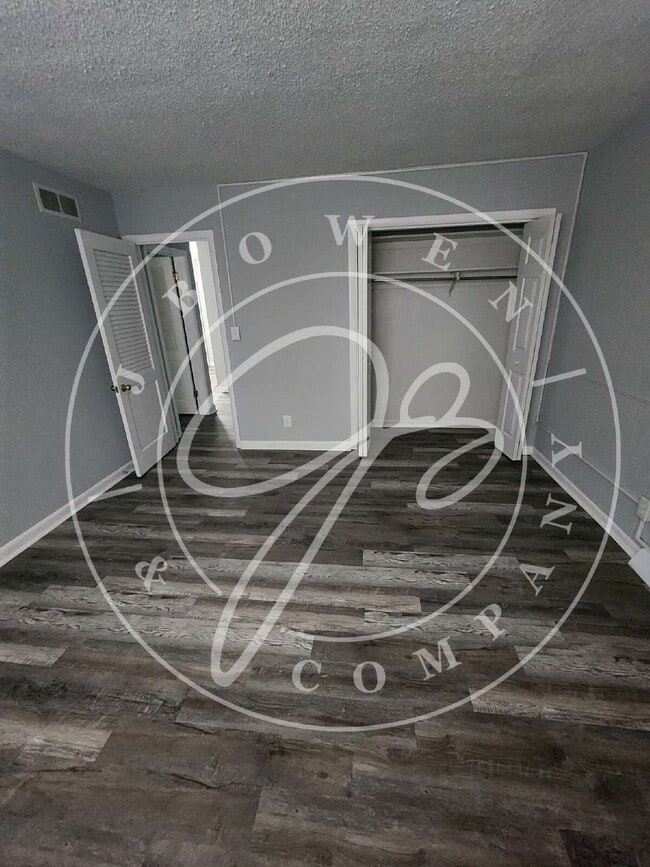 Building Photo - 2 bed 2 bath first floor apartment- Ottawa...