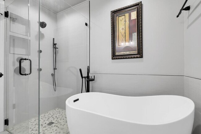 Building Photo - 11565 Crow Hill Dr