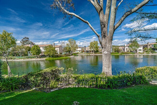 Building Photo - 4 Bedroom Home for Rent on the Lake at Bridgeport!