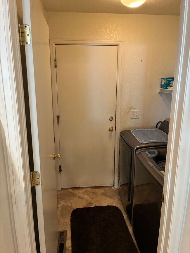 Building Photo - 3 Bedroom, 2.5 Bath Townhome with 2 Car Attached Garage in Northwest Loveland, CO - 2 Weeks Free ...