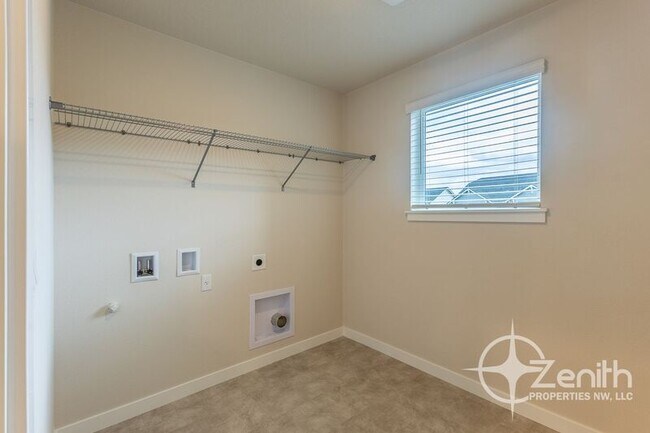 Building Photo - 124 S 88th Dr