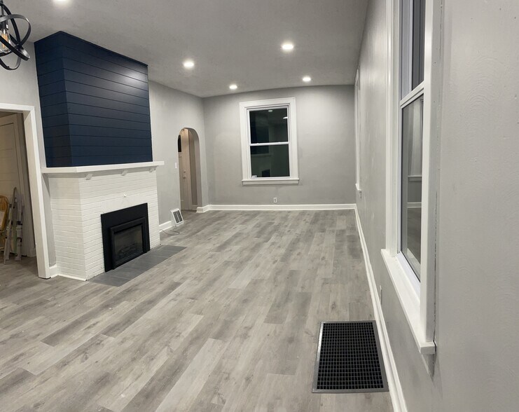 Living/Dining - 710 Park Ave