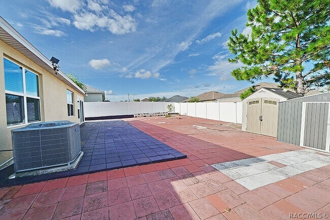 Building Photo - 320 W Runyon Loop