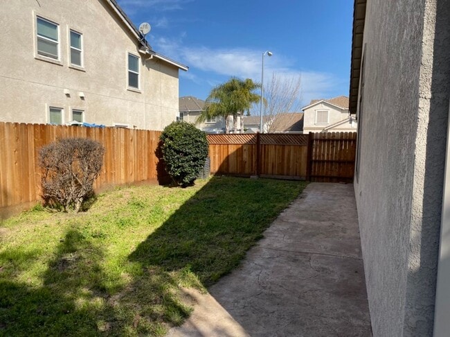 Building Photo - 6 bedroom in Manteca!