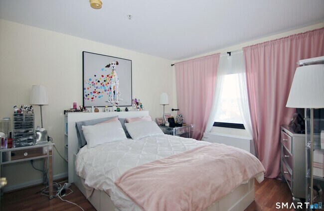 Building Photo - 300 Broad St