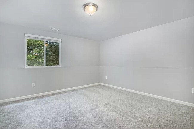 Building Photo - Spacious 4 bedroom for lease